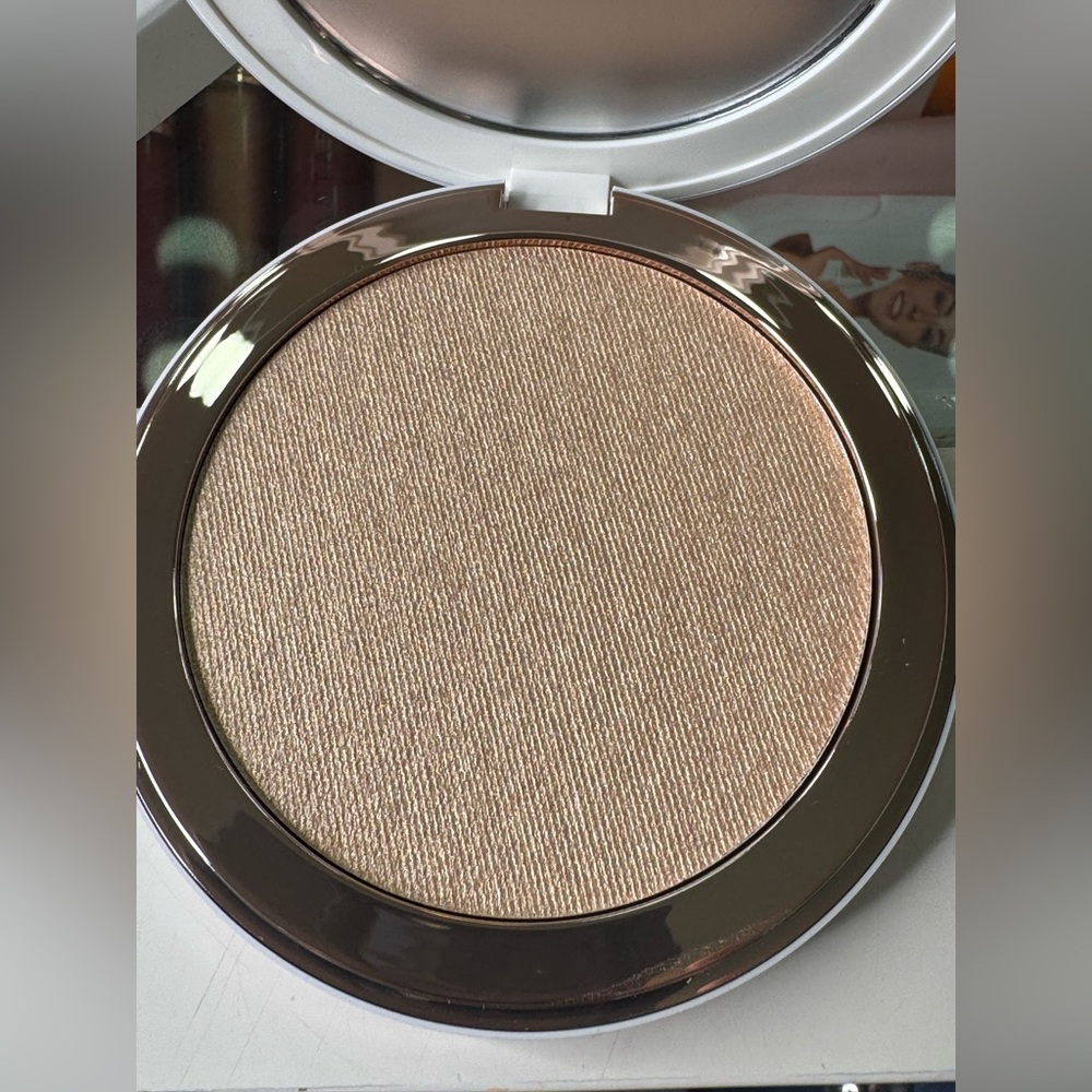 Natasha Denona Hy-Gen Infused Glow Beautifier Highlighter . Retails $48 NIB